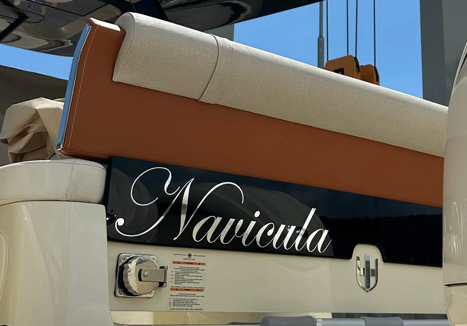 Schriftzug „Navicula“ am Heck des Bootes